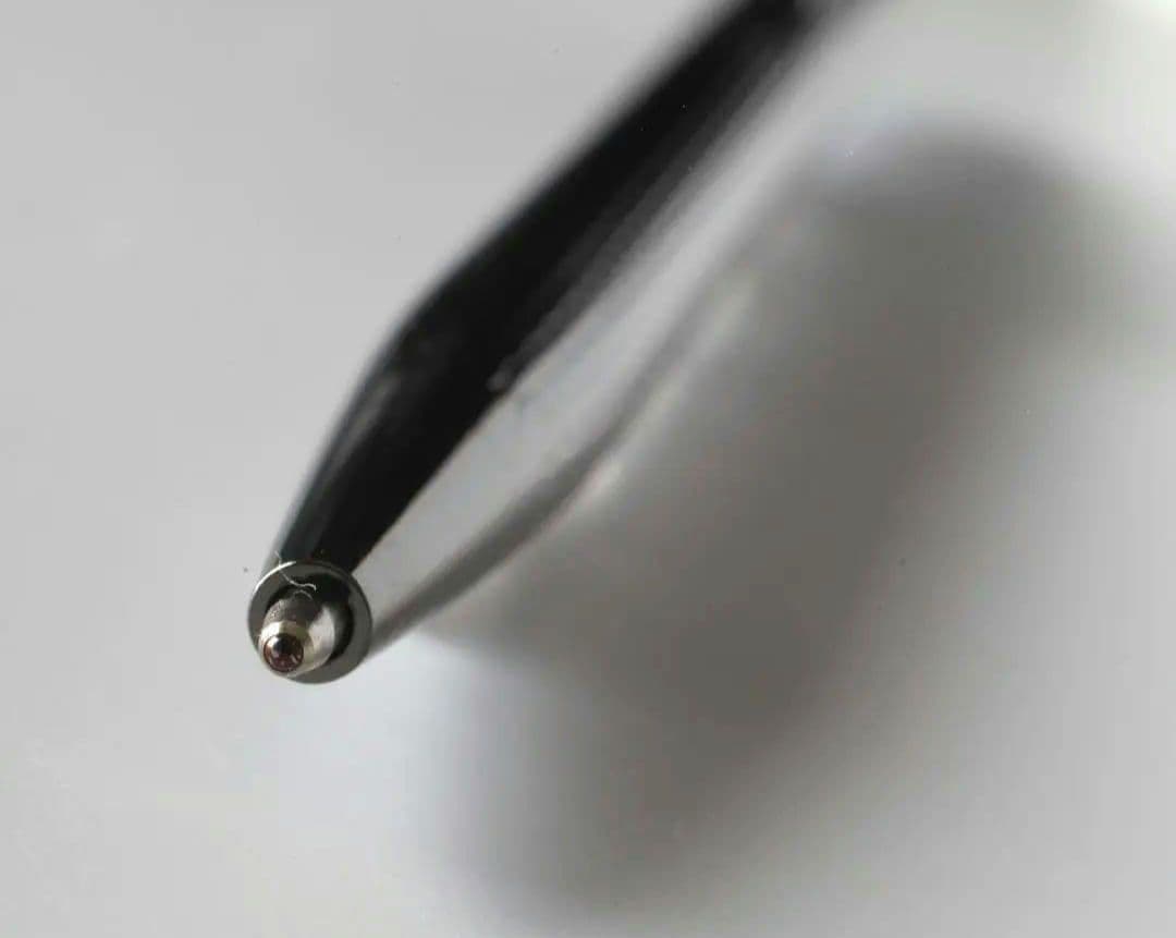 Girosh style gunmetal black chrome twist ballpoint pen with wave-pattern lattice design