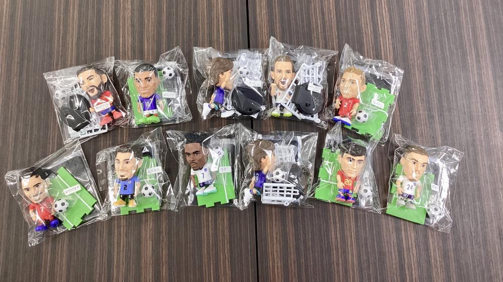 Topps UEFA Japan Edition 2025-26 Fun Bag with 6 pack cards and one collectible soccer figure
