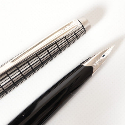 Pilot Elite Crosshatch short fountain pen in black and silver with 18K gold nib, vintage 1975 model