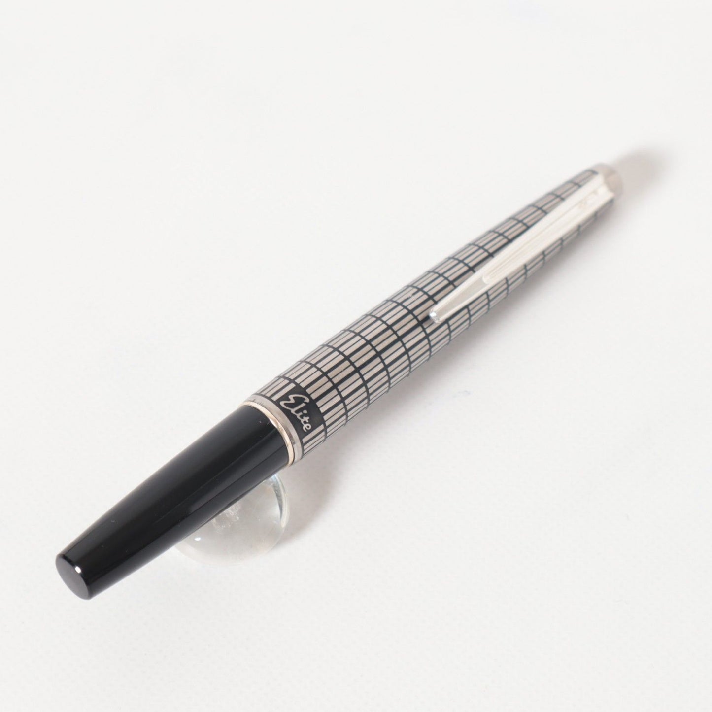 Pilot Elite Crosshatch short fountain pen in black and silver with 18K gold nib, vintage 1975 model