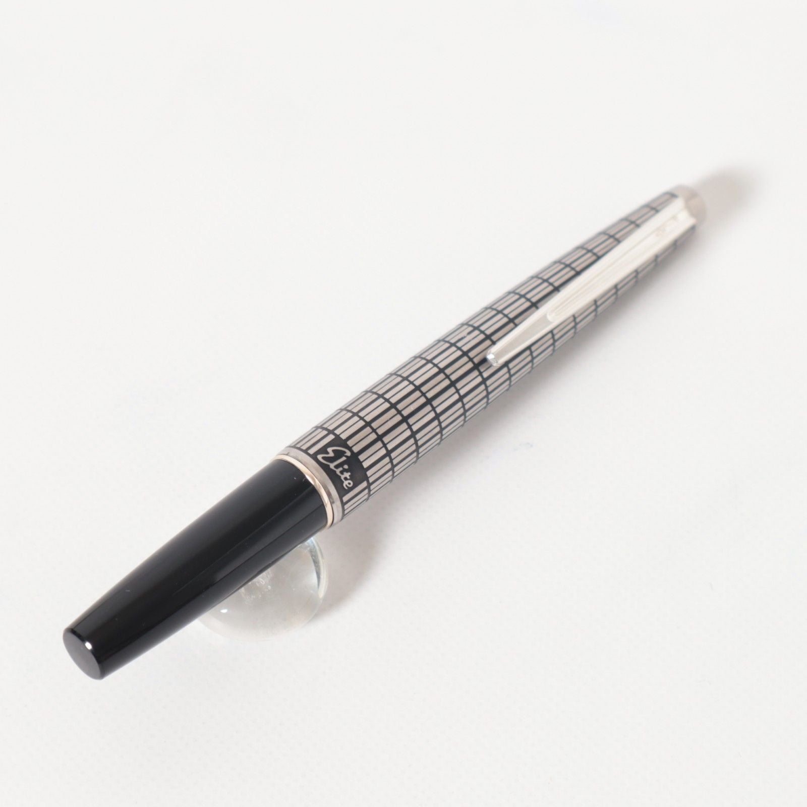 Pilot Elite Crosshatch short fountain pen in black and silver with 18K gold nib, vintage 1975 model