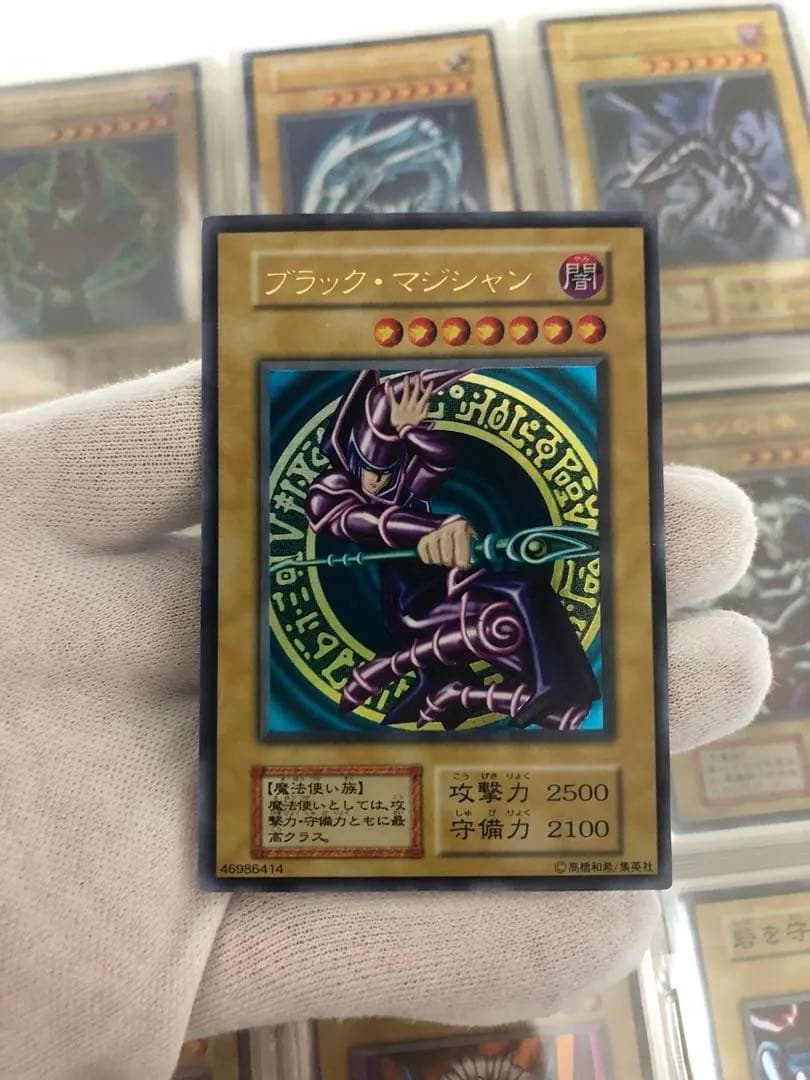 Black Magician Initial Edition Yu-Gi-Oh card in good condition showing front artwork and Japanese text