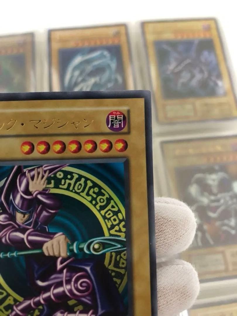 Black Magician Initial Edition Yu-Gi-Oh card in good condition showing front artwork and Japanese text