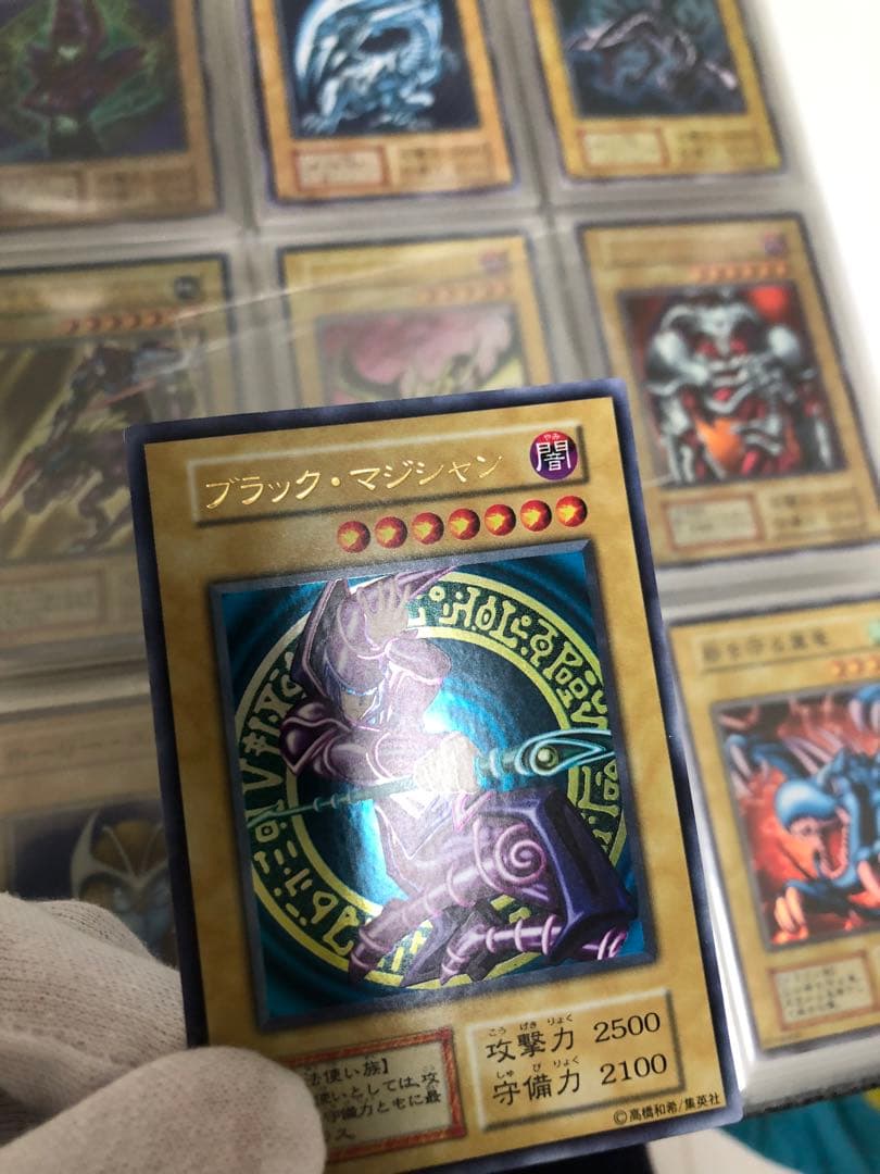 Black Magician Initial Edition Yu-Gi-Oh card in good condition showing front artwork and Japanese text