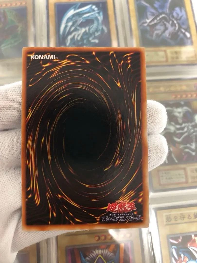 Black Magician Initial Edition Yu-Gi-Oh card in good condition showing front artwork and Japanese text