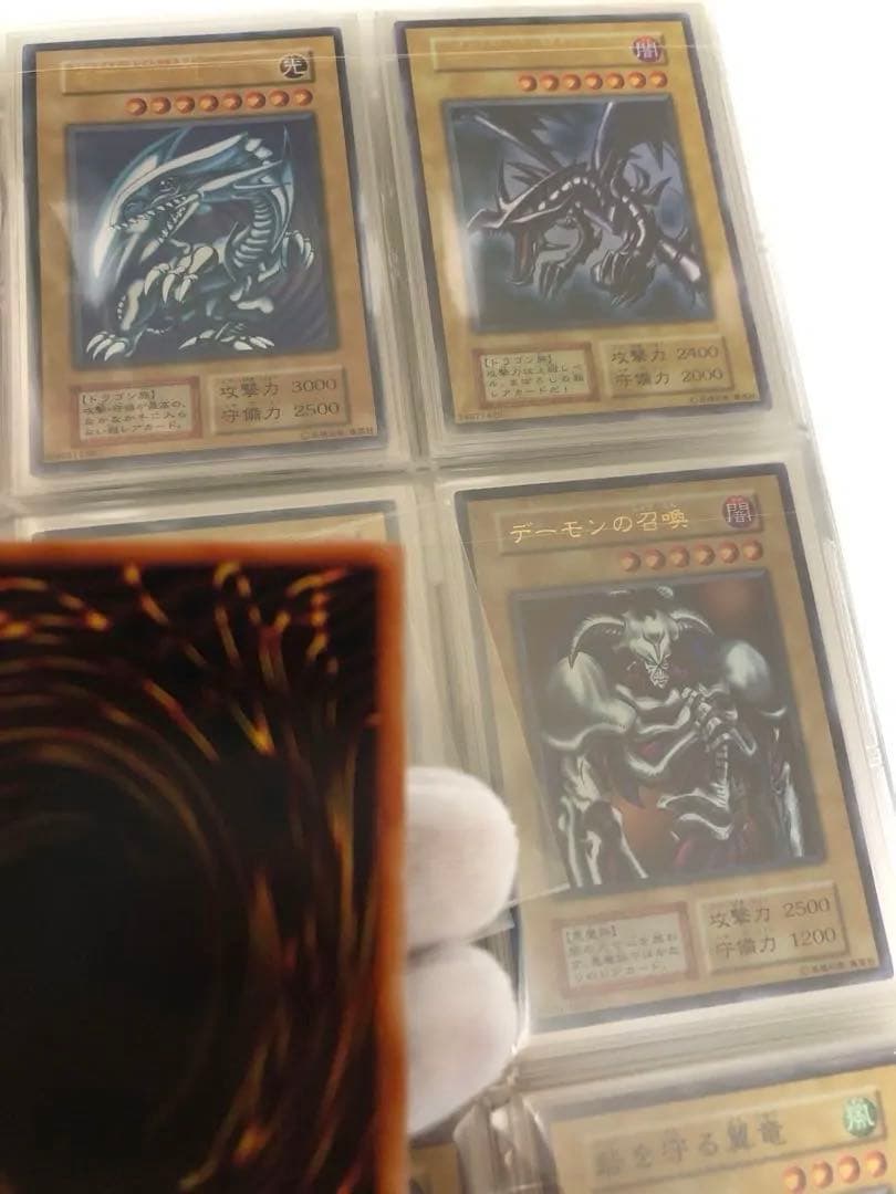 Black Magician Initial Edition Yu-Gi-Oh card in good condition showing front artwork and Japanese text