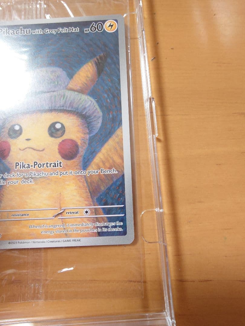 Bandai Pikachu promotional card SVP 085 with grey felt hat displayed in a dedicated frame