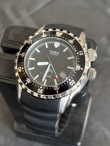Casio MDV-102 Quartz Watch 200M Waterproof Black Dial Red Accents Diver Japan Import