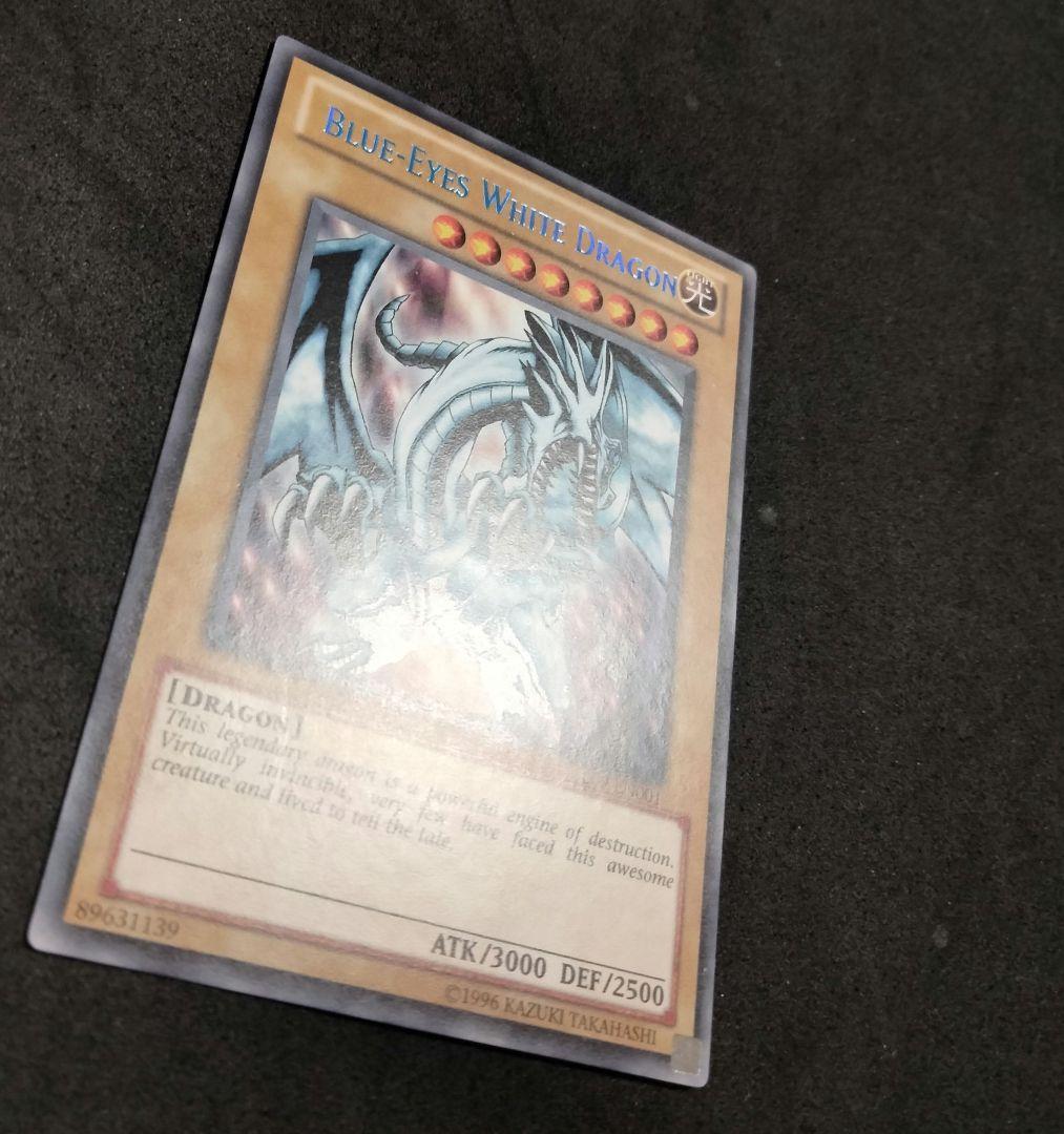 Yu-Gi-Oh Blue-Eyes White Dragon DL09-EN001 rare special edition card with light blue rainbow shine from 2010 tournament