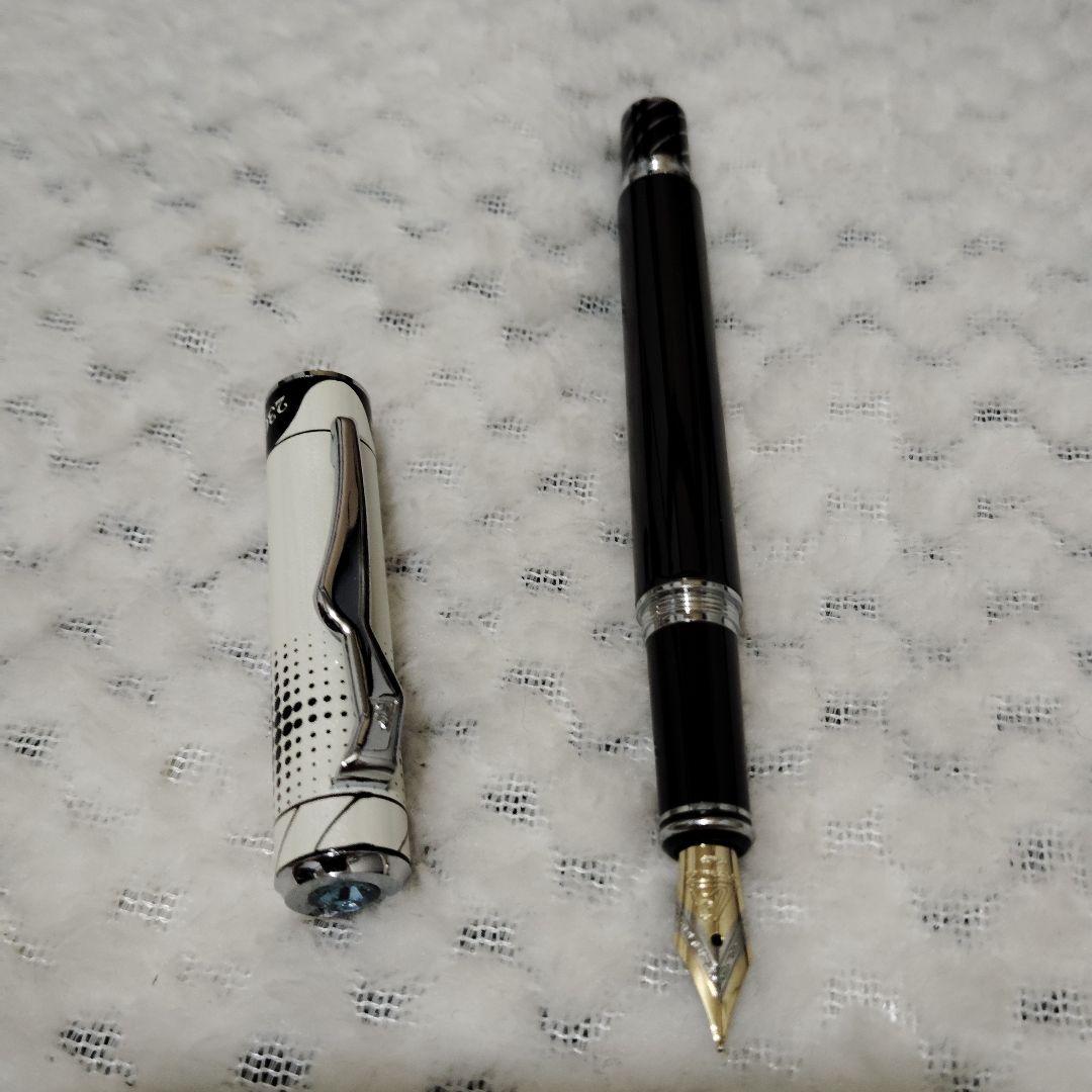 Brand Unknown metal fountain pen featuring black and white two-tone Teton design