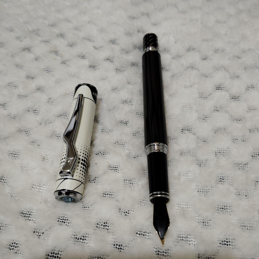 Brand Unknown metal fountain pen featuring black and white two-tone Teton design