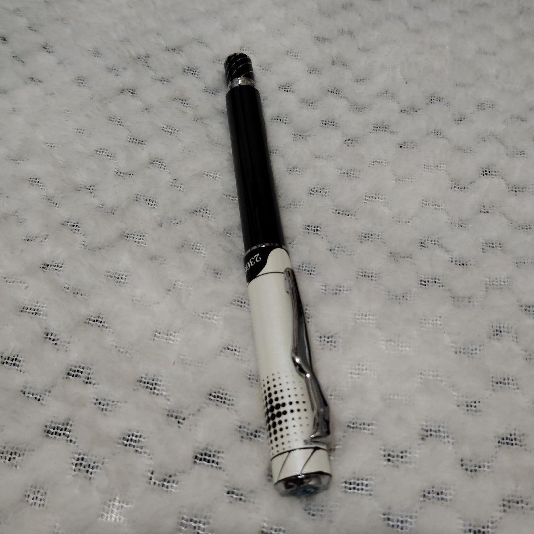 Brand Unknown metal fountain pen featuring black and white two-tone Teton design