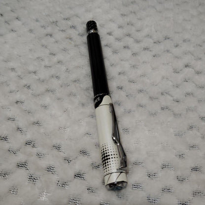 Brand Unknown metal fountain pen featuring black and white two-tone Teton design