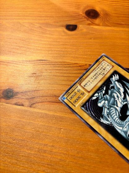 Blue-Eyes White Dragon Relief Ultimate Rare Yu-Gi-Oh! card SM-51 with 3000 attack points