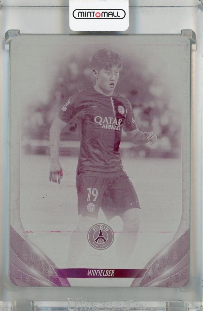 2023-24 Topps UEFA Club Competitions Kang-in Lee Printing Plate #194 Paris Saint-Germain card with scratches