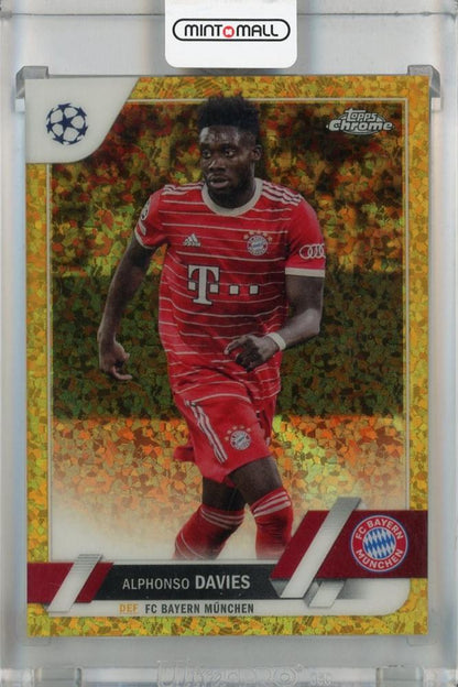 2022-23 Topps UEFA Club Competitions FC Bayern Munchen Alphonso Davies Gold Mini-Diamond #162 parallel card