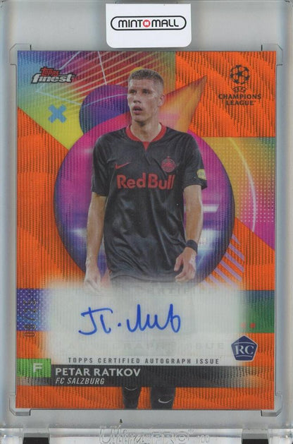 2023-24 TOPPS FINEST UEFA Petar Ratkov Orange Wave Refractors Autograph RC card from FC Salzburg