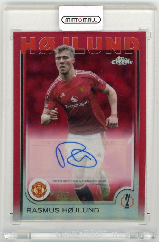 2024-25 Topps Chrome UEFA Club Competitions Rasmus Hojlund Autographs Red Refractor Parallel 2 of 5 Manchester United card