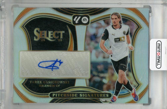 2024-25 Panini Select La Liga Yarek Gasiorowski Pitchside Signatures #29 Auto trading card with Valencia CF logo