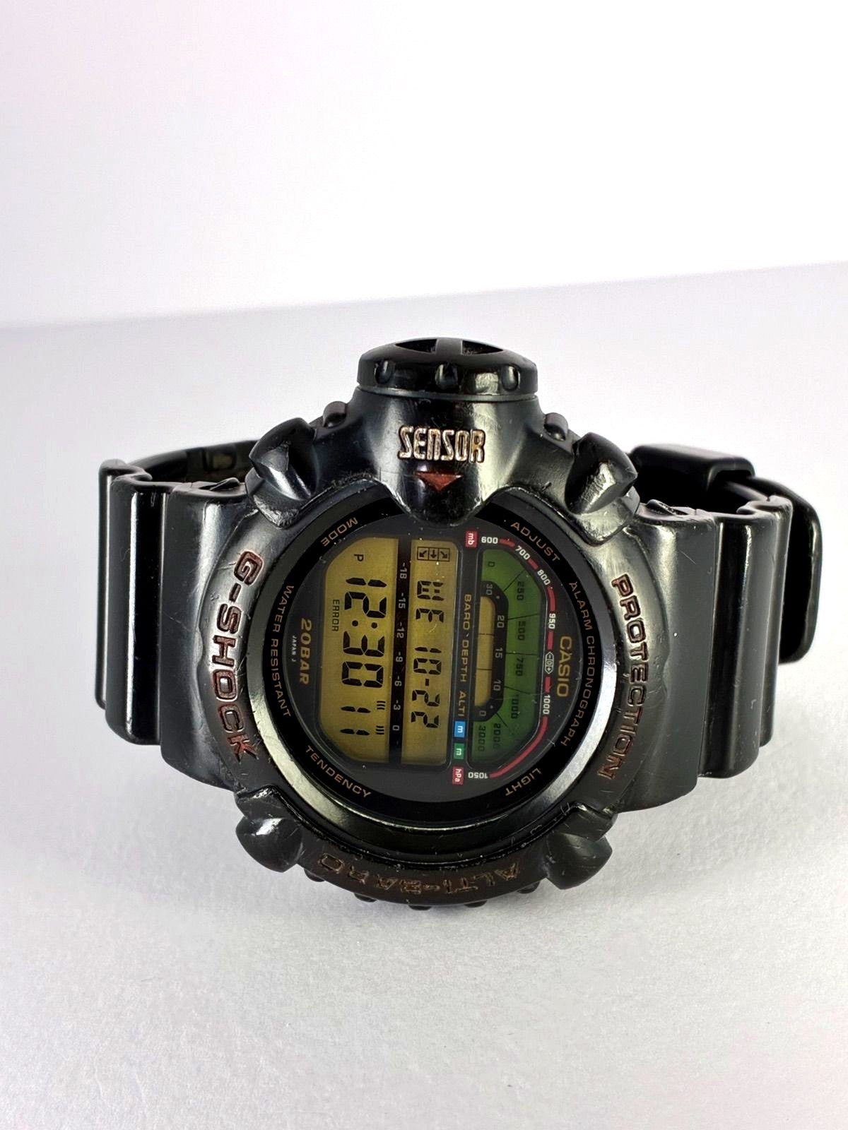 Casio G-Shock DW-6500 vintage 90s men's watch with visible scratches and aged band