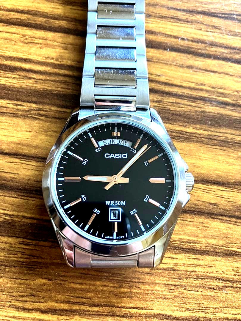 Casio analog stainless steel watch with vintage-style design and day display from 11 to 1 o'clock