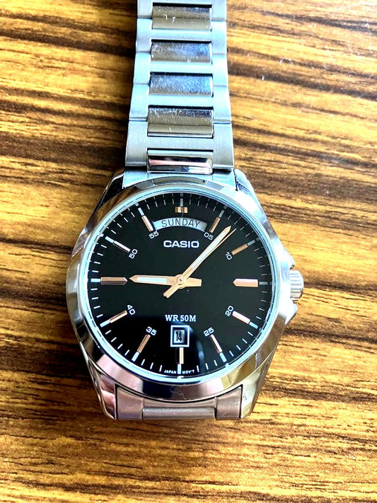 Casio analog stainless steel watch with vintage-style design and day display from 11 to 1 o'clock