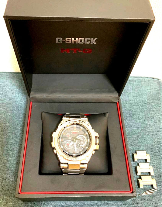 Casio G-Shock MT-G Series S1000D radio-controlled solar watch with metal band in silver