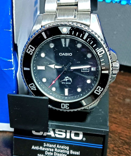 Casio MDV-106 3-hand analog dive watch with black dial and two replacement leather and rubber straps