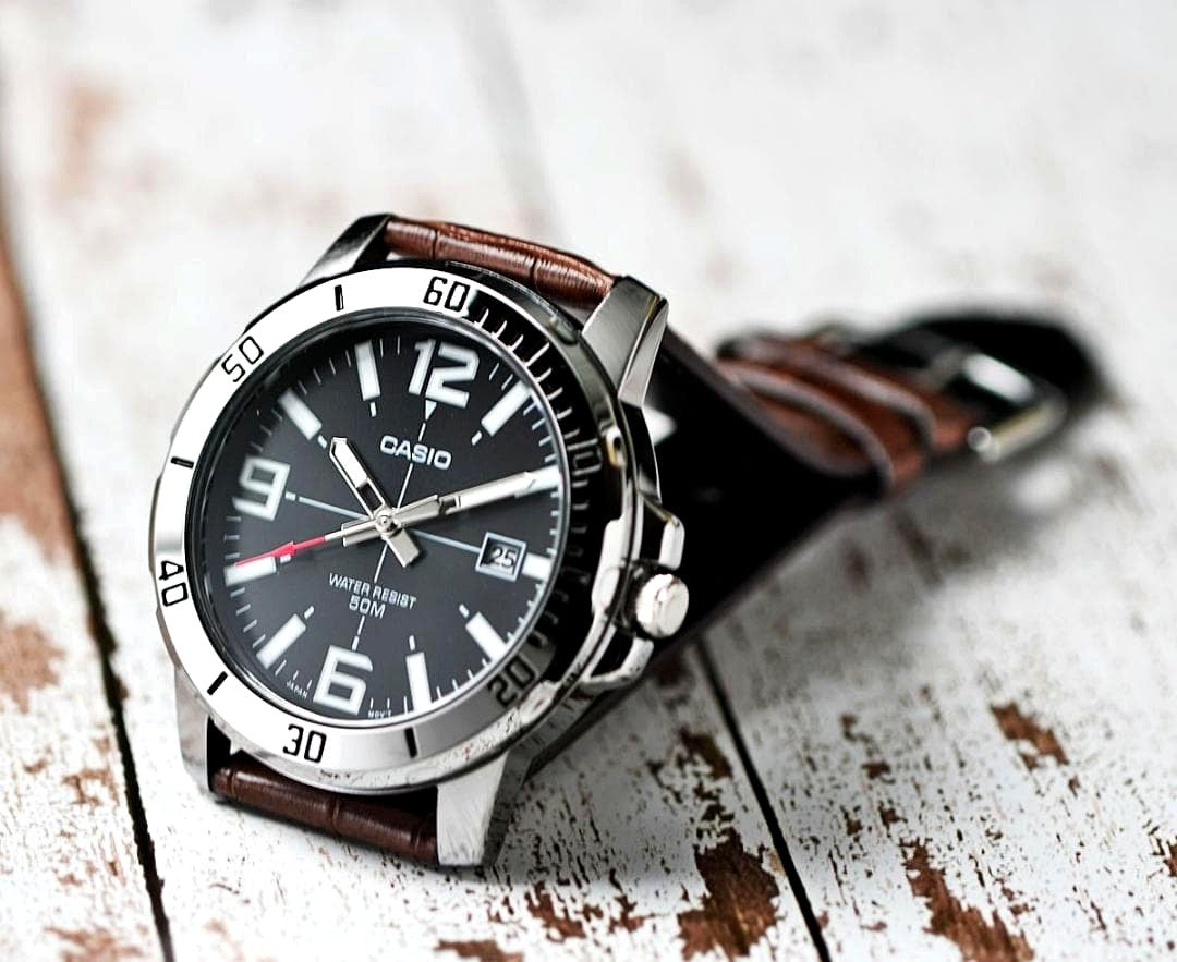 Casio re-imported unisex wristwatch black and silver with 50m water resistance and date calendar