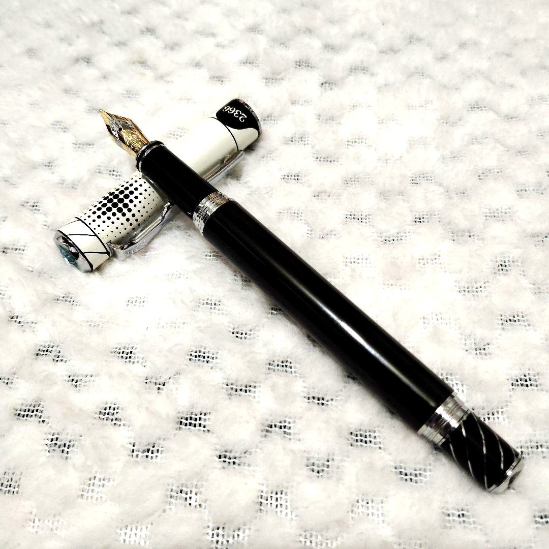 Brand Unknown metal fountain pen featuring black and white two-tone Teton design