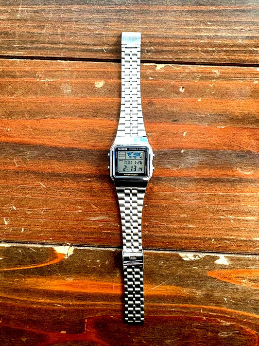 Casio Quartz Watch in used excellent condition showing clear face and strap
